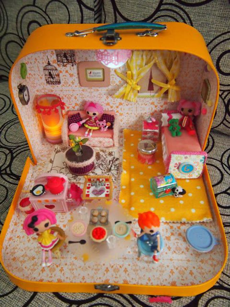 2 жизнь игрушкам. Театр в чемодане для детского сада. Кукла в чемоданчике. Кукольные домики чемоданчики. Чемоданчик в детском саду.