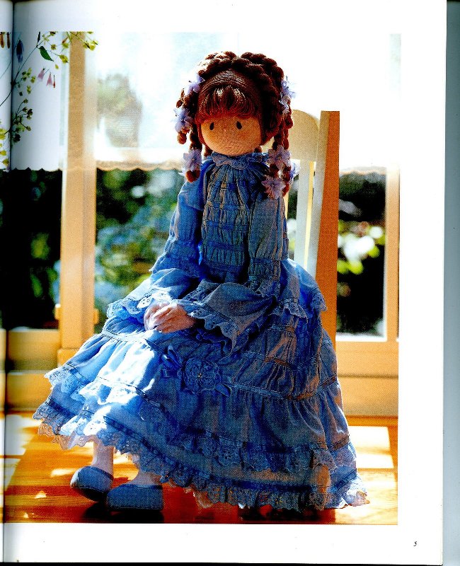 Куколка из ткани с красивыми локонами