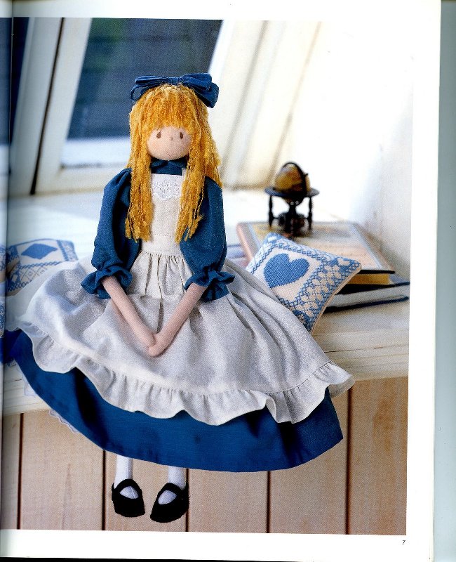 Текстильная куколка-школьница